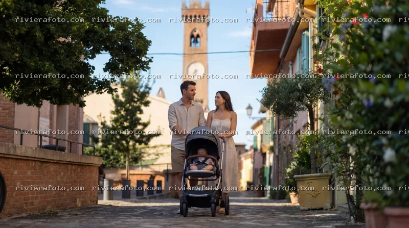 Famiglia in passeggiata nel borgo medievale di Santarcangelo di Romagna