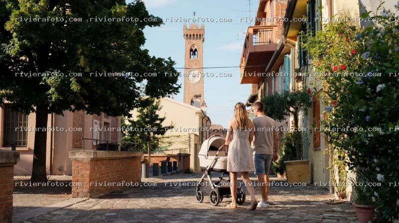Passeggiata nel centro storico di Santarcangelo di Romagna con vista sulla Torre Civica