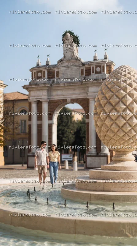 Coppia in passeggiata all’Arco Ganganelli a Santarcangelo di Romagna