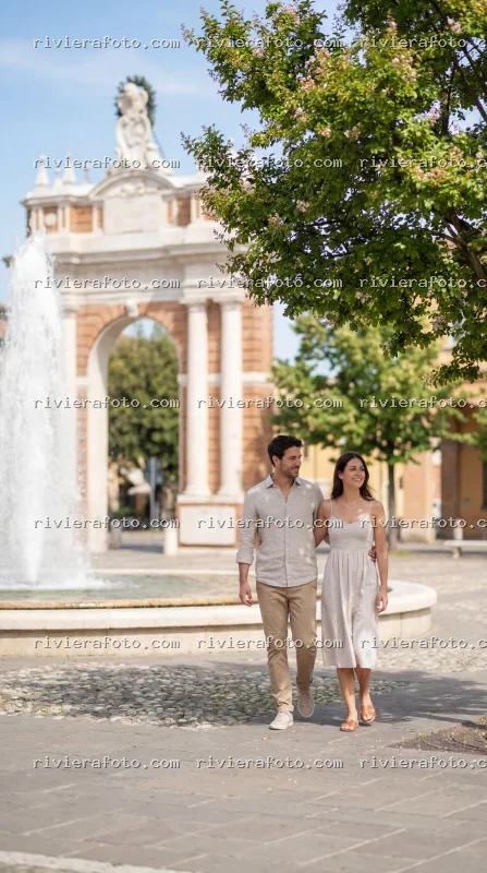 Passeggiata di coppia all’Arco Ganganelli a Santarcangelo di Romagna