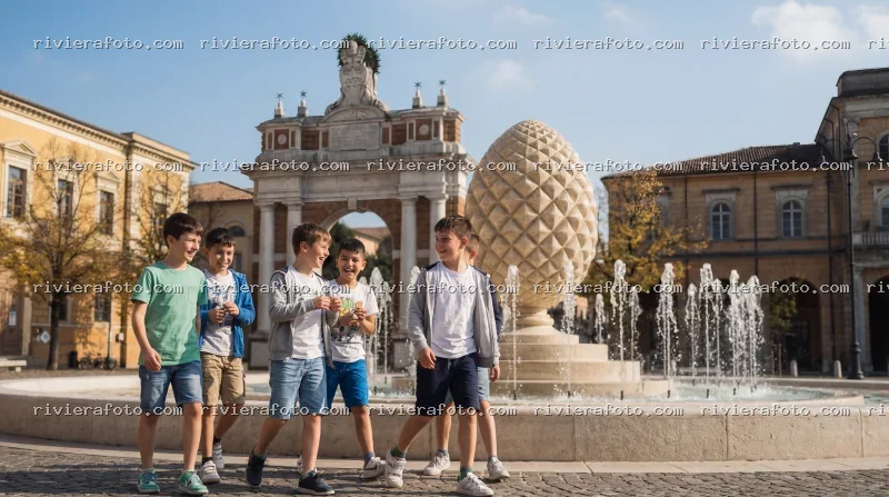 Bambini giocosi in Piazza Ganganelli a Santarcangelo di Romagna.