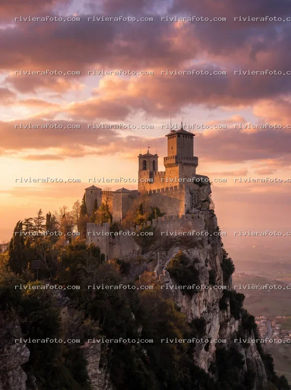 Le Tre Torri di San Marino al tramonto
