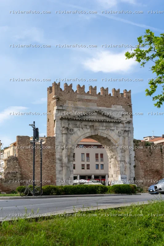 Arco d’Augusto di Rimini in una giornata di sole