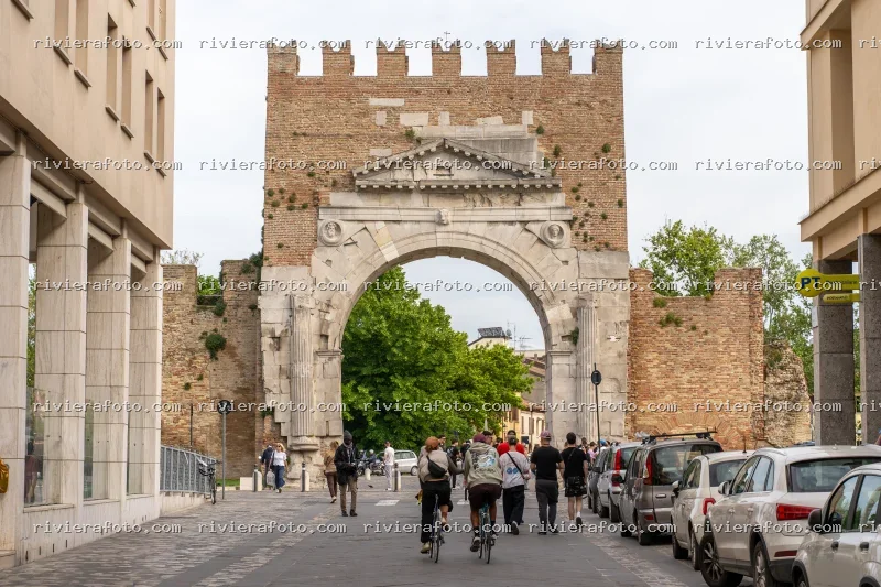 Arco d’Augusto a Rimini, con vita urbana