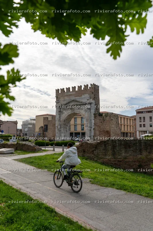 Arco d’Augusto a Rimini con ciclista