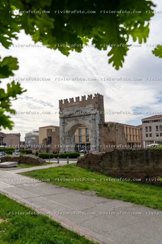 L’Arco d’Augusto di Rimini in una giornata nuvolosa