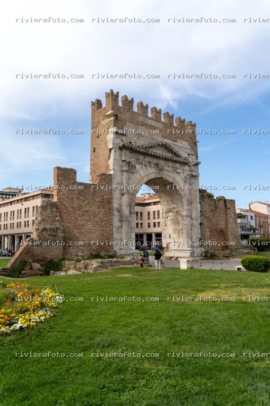 L’Arco d’Augusto di Rimini in un contesto urbano e naturale