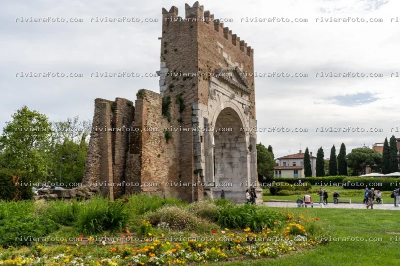 Arco d’Augusto a Rimini con giardini fioriti
