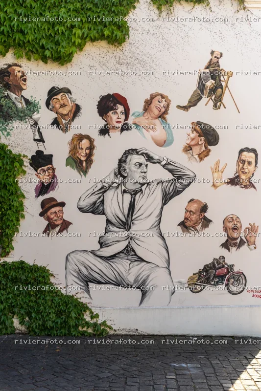 Murale tributo a Federico Fellini e i suoi personaggi