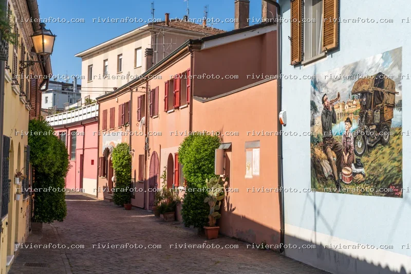 Vicolo caratteristico con murale artistico a Rimini
