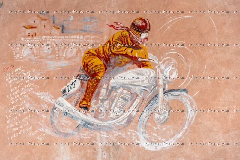 Murale commemorativo a Rimini con motociclista e Ponte Tiberio