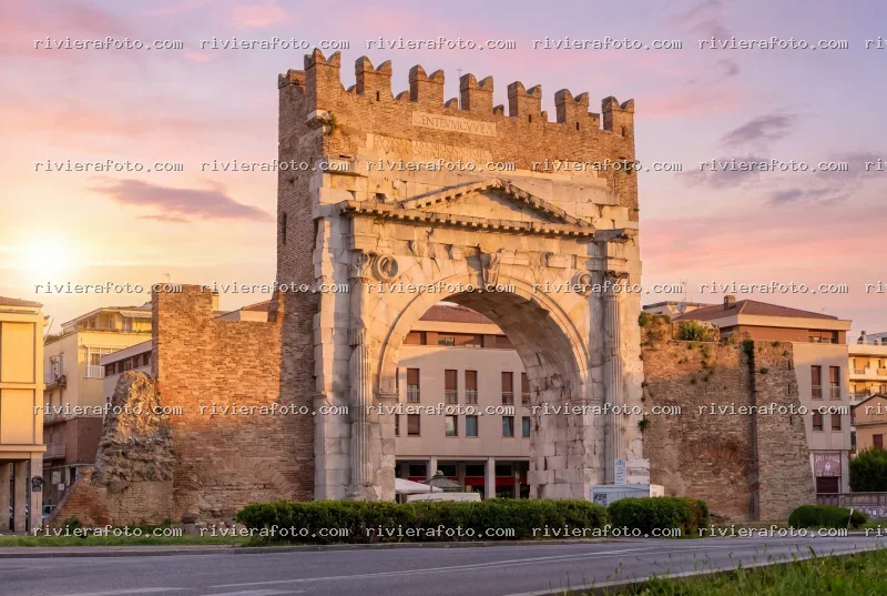 L’Arco d’Augusto di Rimini al tramonto