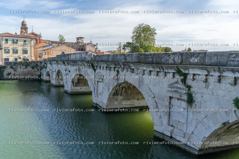 Ponte Tiberio e scorcio del centro storico di Rimini