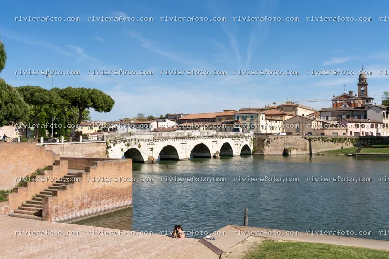 Il Ponte di Tiberio a Rimini con vista sul centro storico