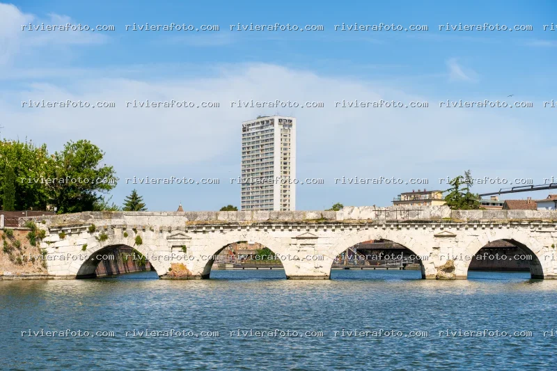 Ponte di Tiberio a Rimini con skyline urbano