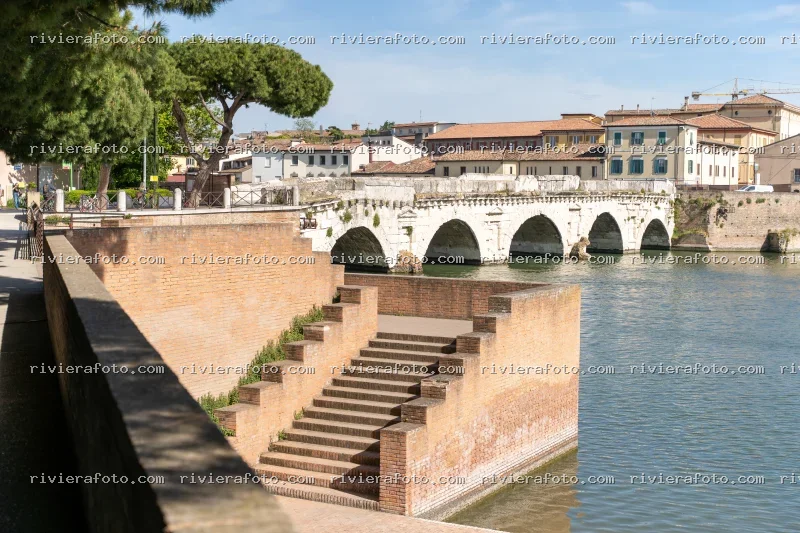 Ponte di Tiberio a Rimini con Lungofiume