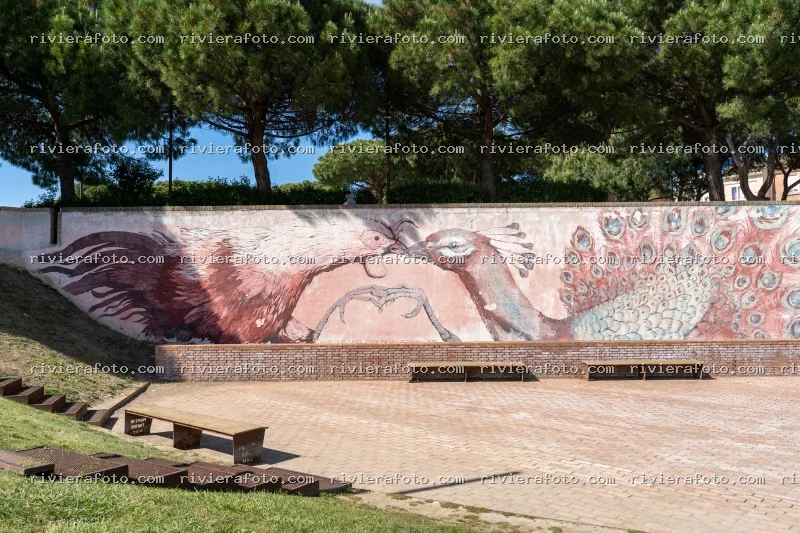 Murales artistico del Gallo e Pavone con riferimento al Ponte di Tiberio a Rimini