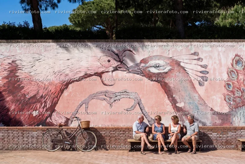 Murales artistico con gallo e pavone e turisti al Ponte Tiberio