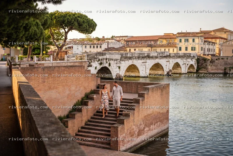 Coppia al Ponte Tiberio di Rimini