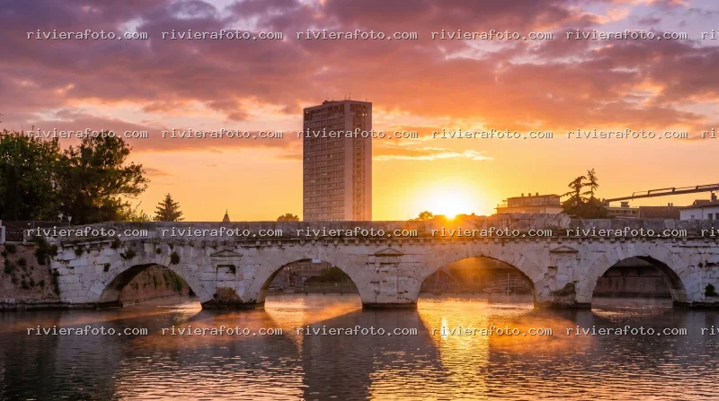 Alba sul Ponte Tiberio a Rimini