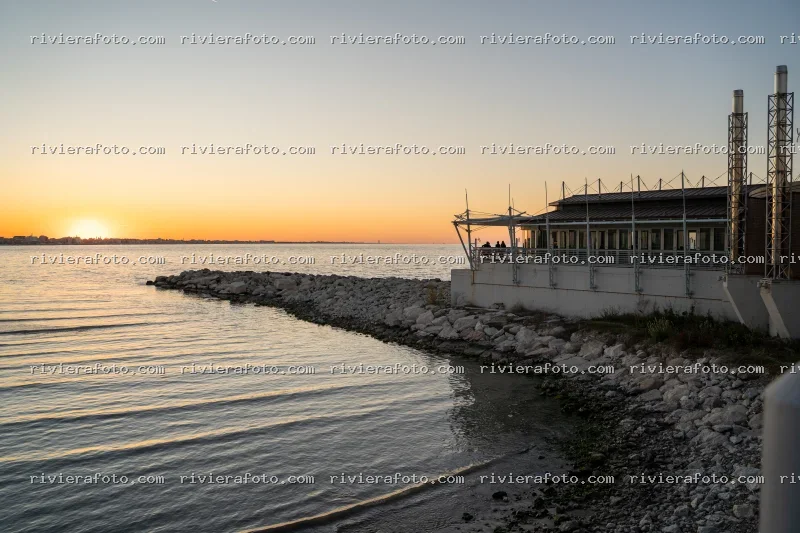 Tramonto sulla Riviera Romagnola con edificio panoramico sul mare