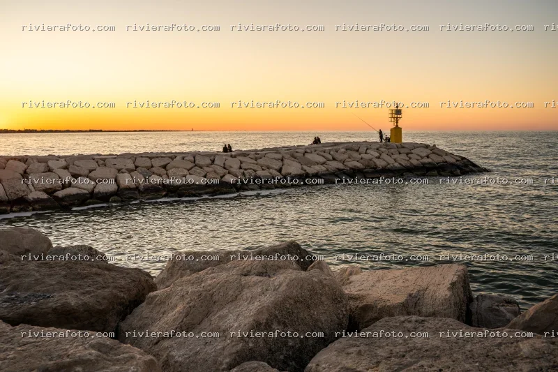 Tramonto suggestivo sul molo della Riviera Romagnola