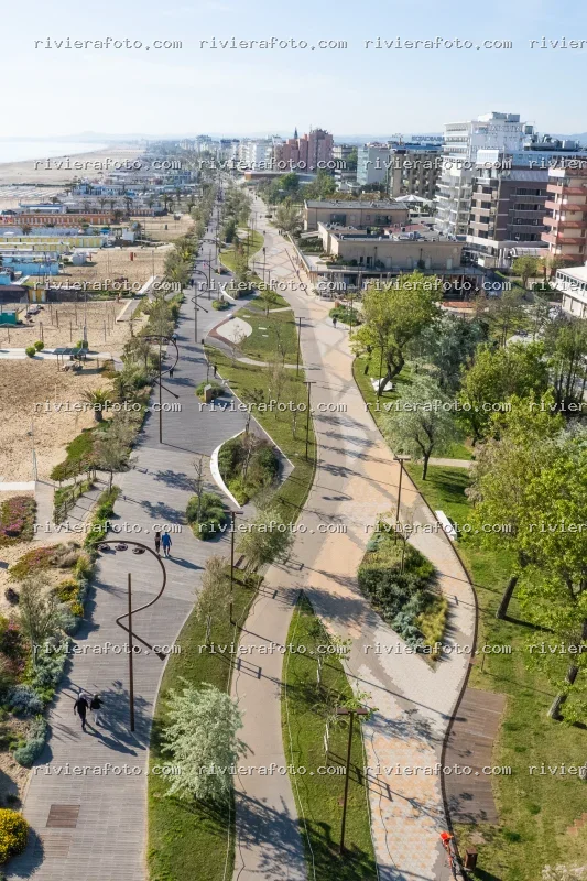 Lungomare e spiaggia moderna a Rimini sulla Riviera Romagnola