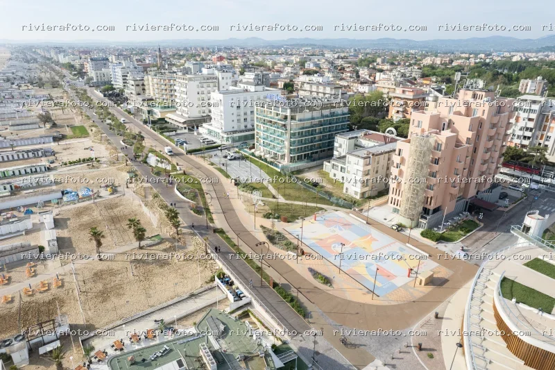 Lungomare di Rimini: Spiaggia, Promenade e Area Ricreativa