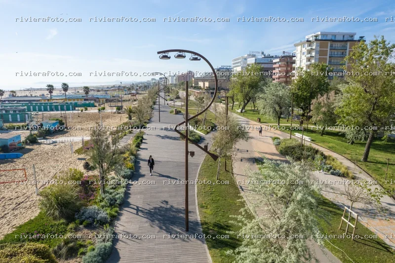 Il moderno Lungomare di Rimini: Il Parco del Mare con Spiagge e Passeggiate