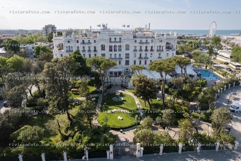 Grand Hotel Rimini e lungomare con ruota panoramica