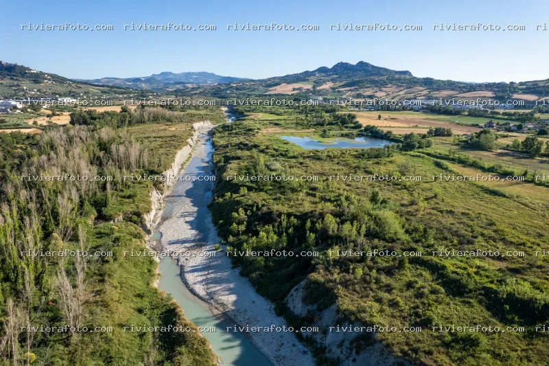 Paesaggio fluviale e collinare con vista su San Marino