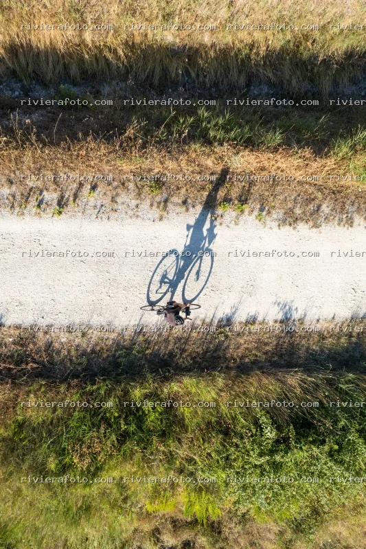 Ciclista su sentiero naturale (vista drone)