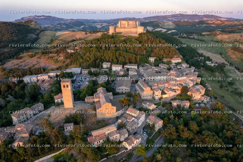 La Rocca e il Borgo di San Leo al Tramonto con San Marino sullo sfondo