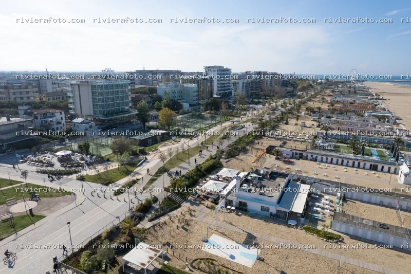 Panorama aereo del lungomare di Rimini con spiaggia e Ruota Panoramica