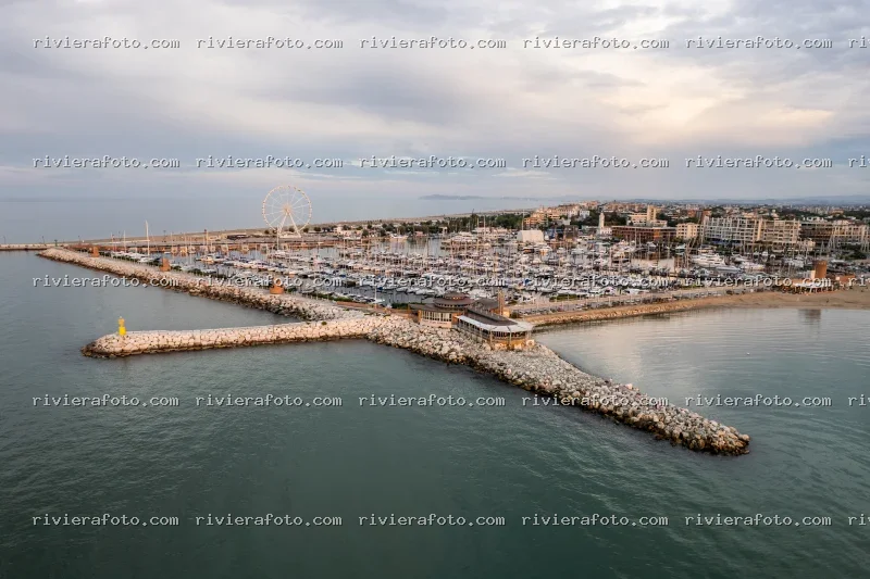 Marina e Ruota Panoramica di Rimini in Vista Aerea