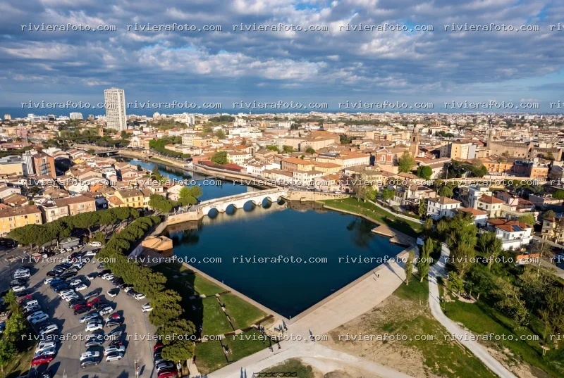 Vista Aerea Panoramica di Rimini con Ponte Tiberio e Borgo San Giuliano