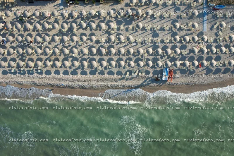 Spiaggia attrezzata della Riviera Romagnola con ombrelloni e mare