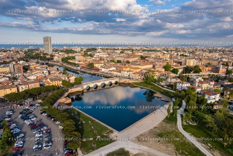 Vista Aerea di Rimini: Ponte Tiberio, Borgo San Giuliano e Skyline Costiero