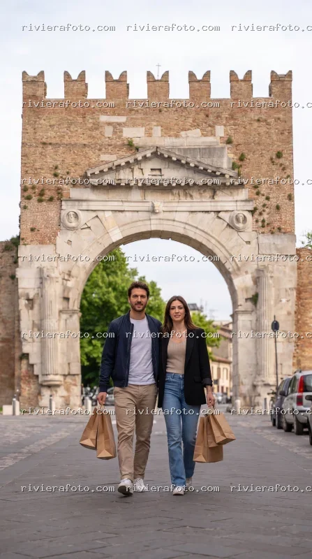 Coppia in passeggiata con shopping all’Arco d’Augusto di Rimini