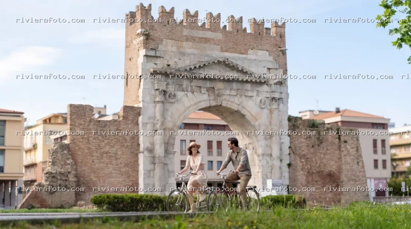 Ciclisti davanti all’Arco d’Augusto a Rimini