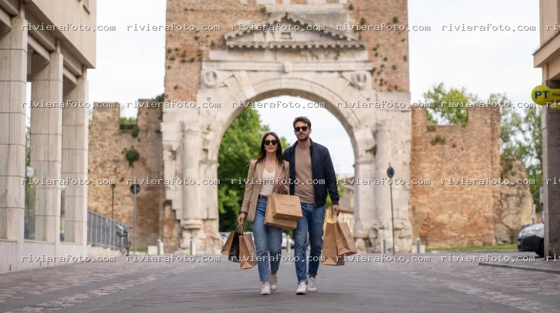 Coppia con shopping all’Arco d’Augusto di Rimini