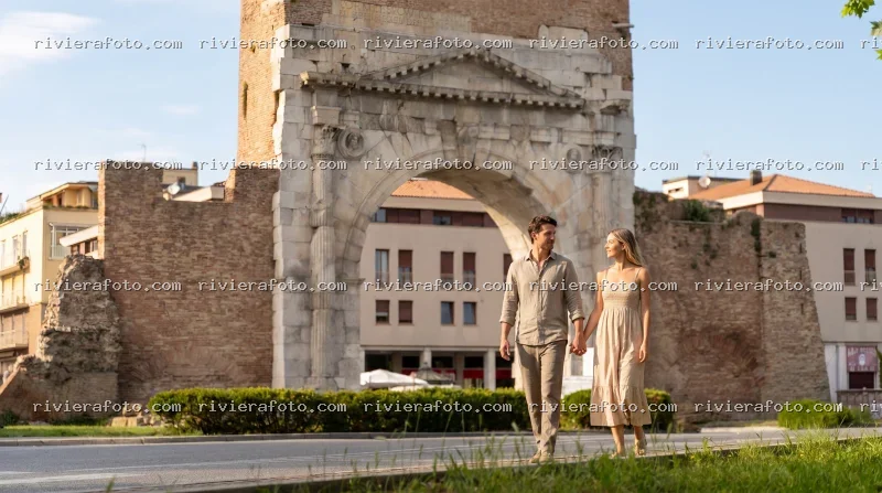 Passeggiata romantica sotto l’Arco d’Augusto a Rimini