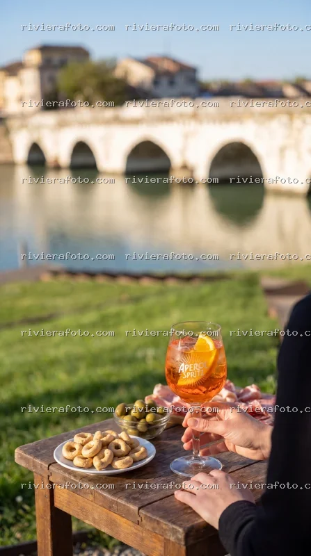 Aperitivo con vista sul Ponte Tiberio a Rimini