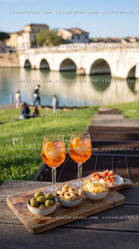 Aperitivo con vista sul Ponte Tiberio a Rimini
