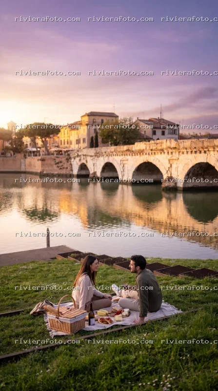 Picnic al tramonto sul fiume Marecchia con vista sul Ponte di Tiberio