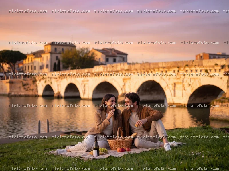 Picnic romantico al tramonto con vista sul Ponte Tiberio a Rimini