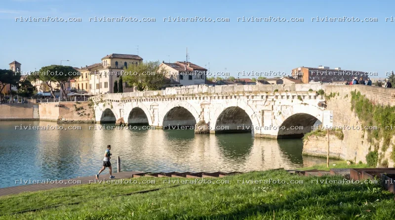 Ponte di Tiberio e attività sul fiume a Rimini