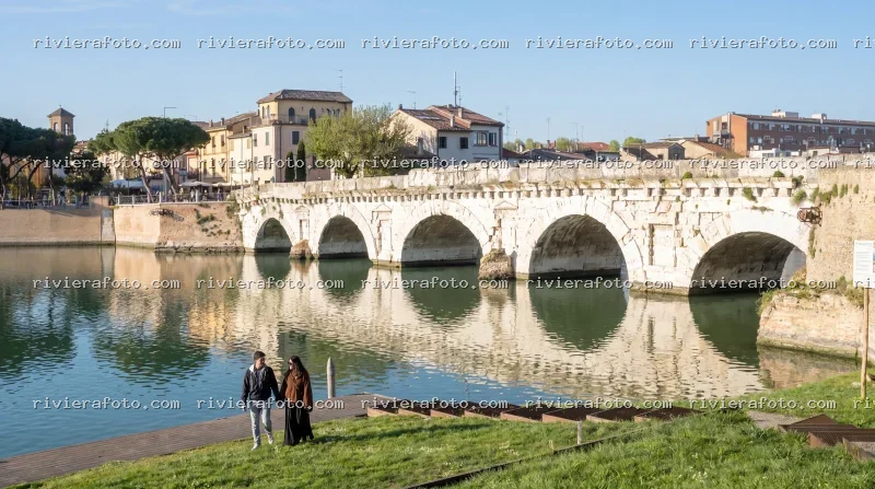Ponte di Tiberio a Rimini in una giornata di sole