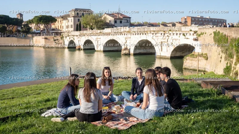 Picnic con vista sul Ponte di Tiberio a Rimini