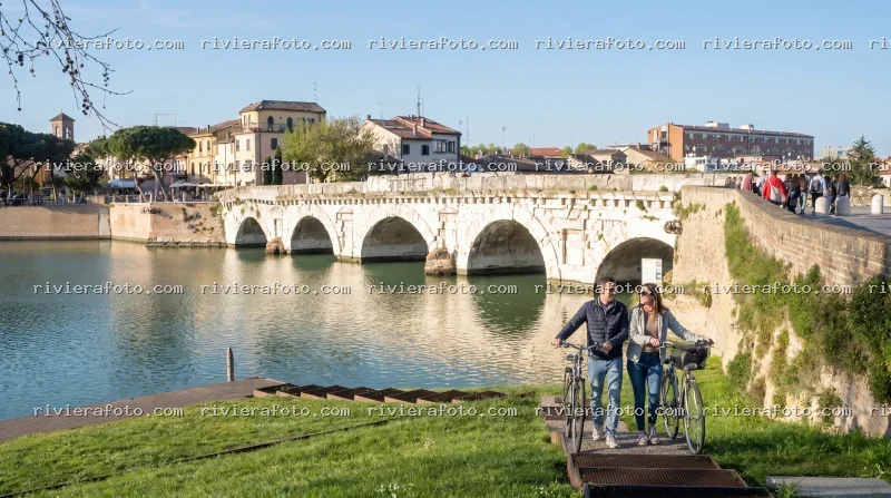 Ponte Tiberio e Borgo San Giuliano a Rimini con ciclisti